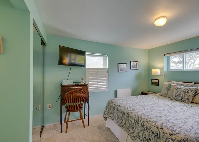 Walk To Seaside Beach! House W/ Hot Tub & Deck